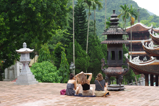 Trois jeunes filles contemplant la pagode parfum&eacute;e