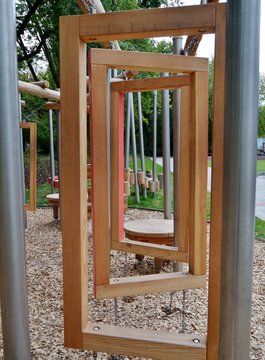 Holzklettergers&uuml;t auf Spielplatz