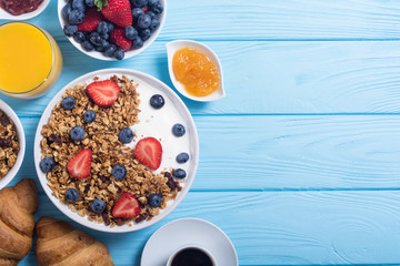 Granola yogurt and berries
