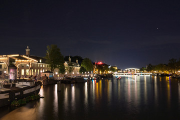 Fototapeta na wymiar アムステルダム夜の川の景色