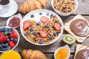Granola yogurt and berries