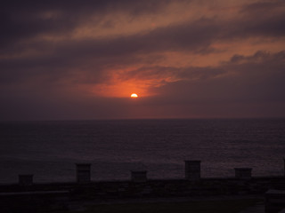 Puesta de sol en Tapia de Casariego en Asturias, España verano de 2018
