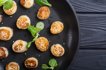 Fried scallops with lemon and salad