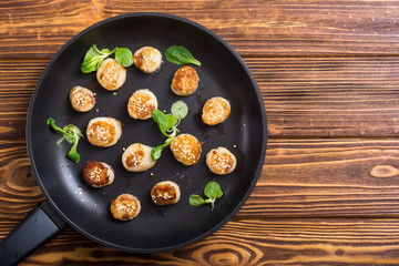 Fried scallops with lemon and salad