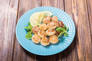 Fried scallops with lemon and salad