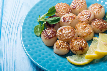 Fried scallops with lemon and salad