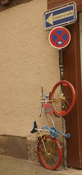 Schild Verkehrsschild Verbotsschild StVO Einbahnstra&szlig;e mit Fahrrad