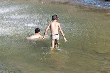Children bathe in the pool of the city