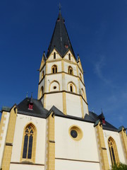 Fototapeta na wymiar St.-Laurentius-Kirche in Ahrweiler / Ahr