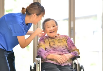 老人介護施設・笑顔でくつろぐ母 