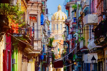 Foto op Plexiglas Kleurrijke straat in Oud Havana met het presidentiële paleis op de achtergrond © kmiragaya