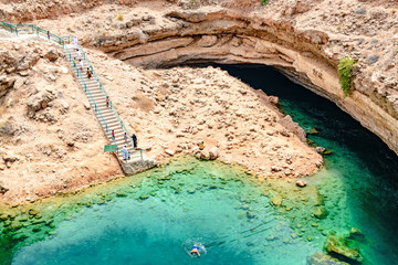 Bimmah Sinkhole in eastern Muscat Governorate, Oman. It is 50 m by 70 m wide and approximately 20 m deep. - obrazy, fototapety, plakaty