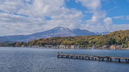 秋の妙高山と野尻湖の風景