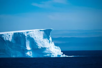 Gordijnen Prachtig uitzicht op de ijsberg op Antarctica © Jared