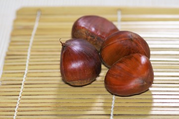 鬼皮を剥く前の栗