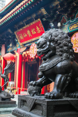 Obraz premium close up Lion Guardian bronze sculpture at the Sik Sik Yuen Wong Tai Sin Temple in Kowloon, Hong Kong.
