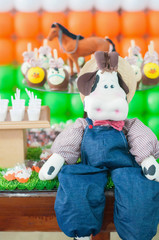 Birthday table decorated farm theme - Cow