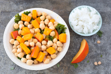 Kürbis mit Kichererbsen und Grünkohl