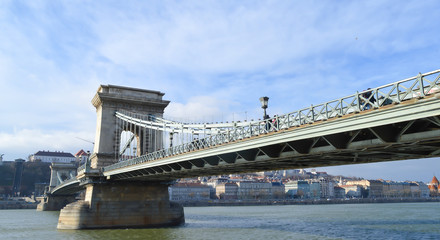 Obraz premium The Szechenyi Chain Bridge over the Danube in Budapest on December 29, 2017.