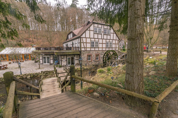 Mühle am Bach mit Wasserrad