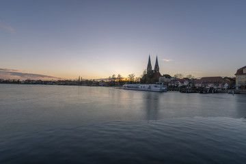 Neuruppiner See promenade mit Kirche und T&uuml;rmen