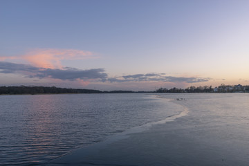 Gefrorener See zur Abenddämmerung mit Eis und Schnee