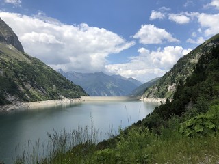 Fototapeta na wymiar Staudamm, Stausee, Staumauer, Zillergründl im Zillertal, Tirol, Österreich