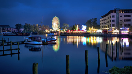Obraz premium Navy Pier Ferris Wheel At Bluehour, slow speed ,reflection,