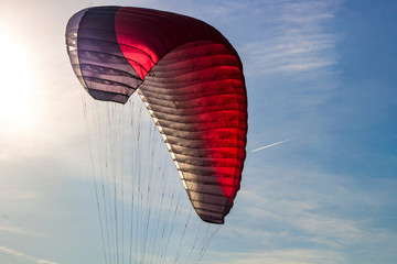 De vleugel van een paraglider tijdens de vlucht in de lucht