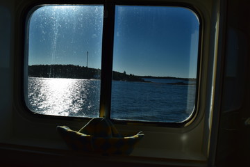 Fototapeta premium Blick aus dem Fenster auf die Schären (Schweden)