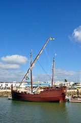 Altes Segelboot im Hafen von Portimao