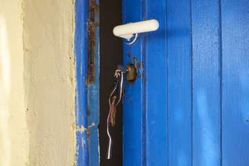 porta in legno di una cabina di colore blu  sulla spiaggia