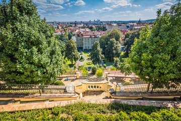 Obraz premium Der Große Fürstenberg-Garten der Prager Burg im Sommer.