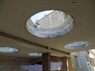 Hotel Ruine mit Oberlichter, Treppen, zerbrochenen Fenster und Türen, Beton  und Oberlichter