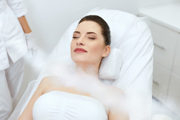 Obraz na płótnie Canvas Cosmetology. Woman At Facial Oxygen Cryotherapy At Beauty Centre