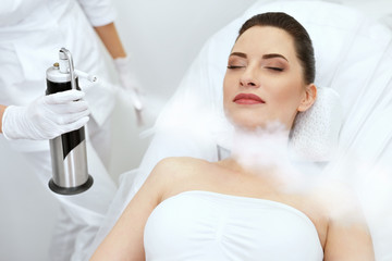 Obraz na płótnie Canvas Cosmetology. Woman At Facial Oxygen Cryotherapy At Beauty Centre
