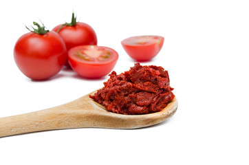 Tomatenmark und frische  Tomaten ganz und halbiert