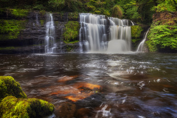 Obraz premium Sgwd Isaf Clun Gwyn, near Panwar, or Sgwd y Pannwr on the lower Clun-Gwyn waterfall on the Mellte river, near Pontneddfechan in South Wales, UK. 