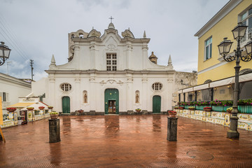 Die Santa Sofia Kirche befindet sich auf der Piazza von Anacapri, auf der Insel Capri, Italien.