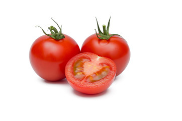 Zwei ganze Tomaten und eine halbe