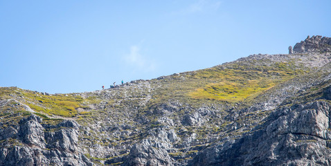 Bergsteiger auf dem Grat eines Berges