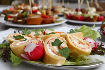 Essen und Häppchen auf einem Hochzeitsempfang