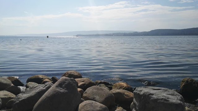 Urlaub am sch&ouml;nen Bodensee Seeufer mit Steinen im Vordergrund 