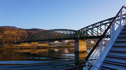 Brücken über der Donau zwischen Krems in der Wachau und Wien im Frühling