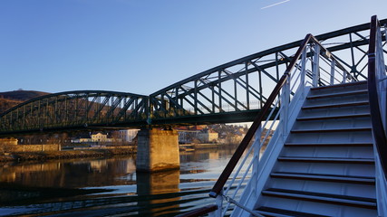 Brücken über der Donau zwischen Krems in der Wachau und Wien im Frühling