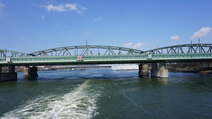 Obraz premium Brücken über der Donau zwischen Krems in der Wachau und Wien im Frühling