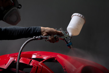 Naklejka premium Seria automatycznych napraw nadwozia: czerwony zderzak malowany w kabinie lakierniczej