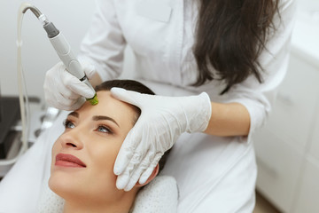 Naklejka premium Face Skin Care. Woman Getting Facial Hydro Exfoliating Treatment