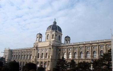 Obraz premium Panorama of the unique ancient buildings of the majestic imperial city of Vienna against the background of the sunny Christmas sky.