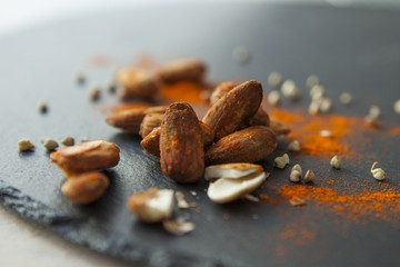 Gewürzte Mandeln mit Buchweizen